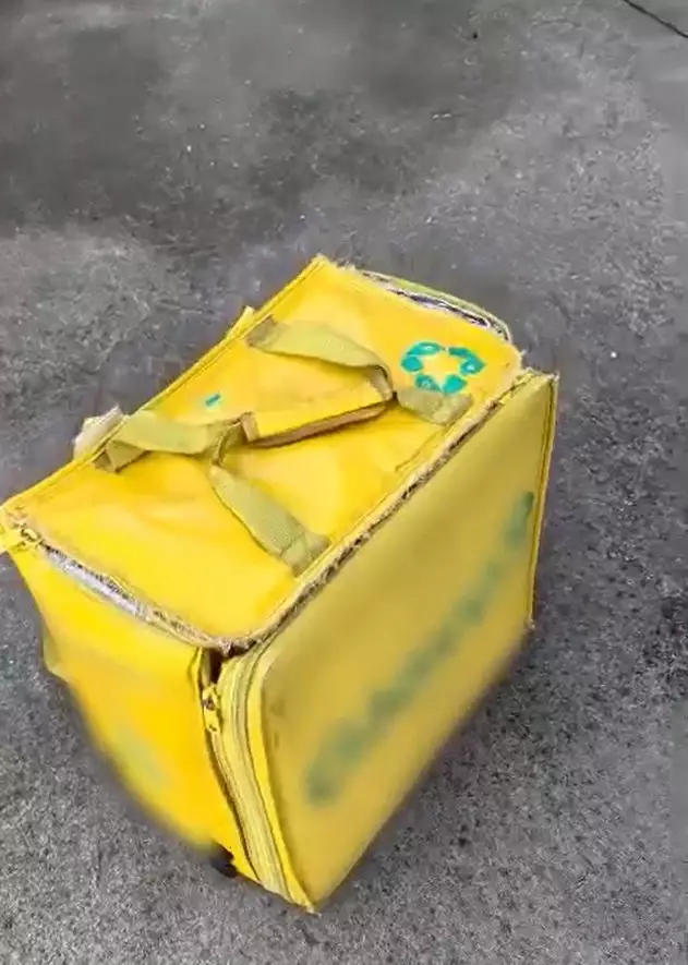 &bdquo;Meniul zilei&rdquo; cu artificii ilegale. Cum a fost prins un v&acirc;nzător cu materiale pirotehnice ascunse &icirc;ntr-o geantă de livrare